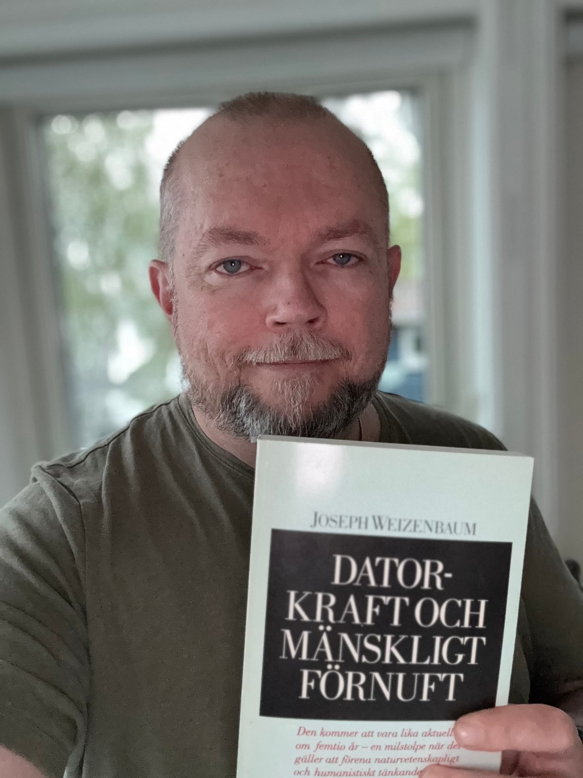 Per Axbom visar upp sitt fysiska exemplar av den svenska utgåvan av Datorkraft och mänskligt förnuft, av Joseph Weizenbaum.