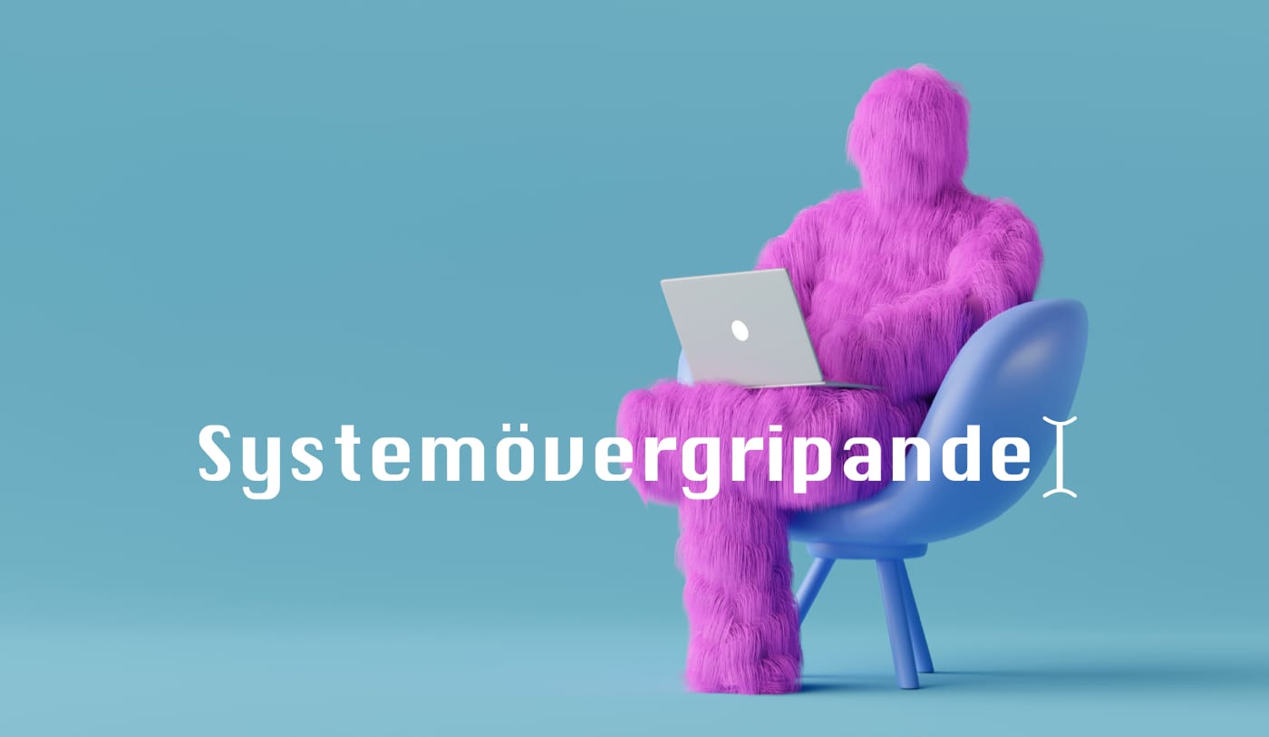 En lila, hårig varelse med armar och ben som sitter i en stol med en bärbar dator. Ordet Systemövegripande står tvärs över bilden.