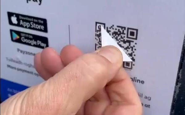 Närbild från film där man drar bort ett klistermärke med en falsk QR-kod som klistrats ovanpå en giltig QR-kod.